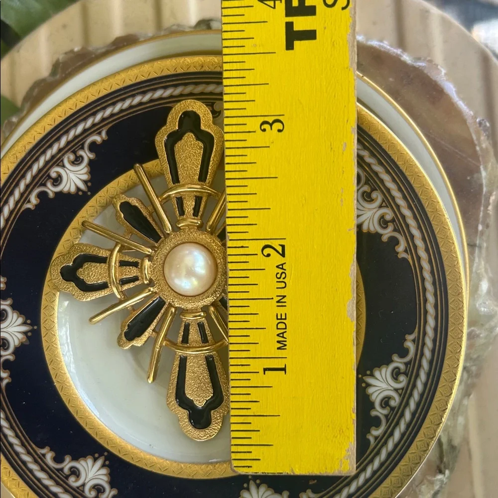 Vintage Black & Gold Maltese Cross Brooch